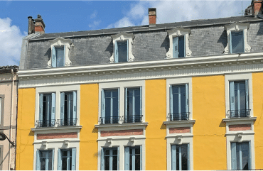 photo de travaux d'une façade jaune réalisée par puerto peinture rénovation carcassonne et aude